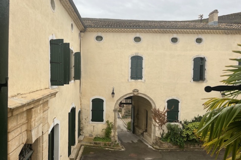 Ancien château médiéval , au coeur d'un village de plan circulaire dans l'Hérault, inscrit aux M H