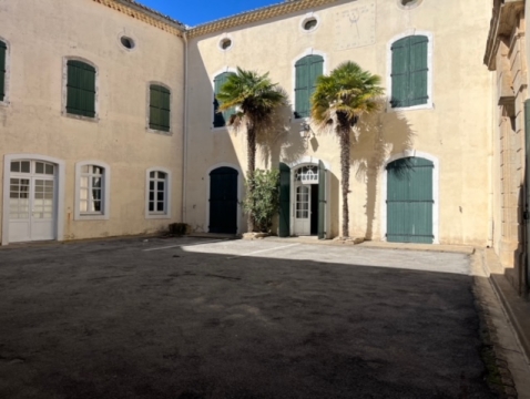 Ancien château médiéval , au coeur d'un village de plan circulaire dans l'Hérault, inscrit aux M H